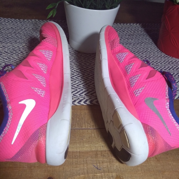 Used women's Nike free 5.0 running shoes size 7y / 8.5 women pink - Picture 4 of 10